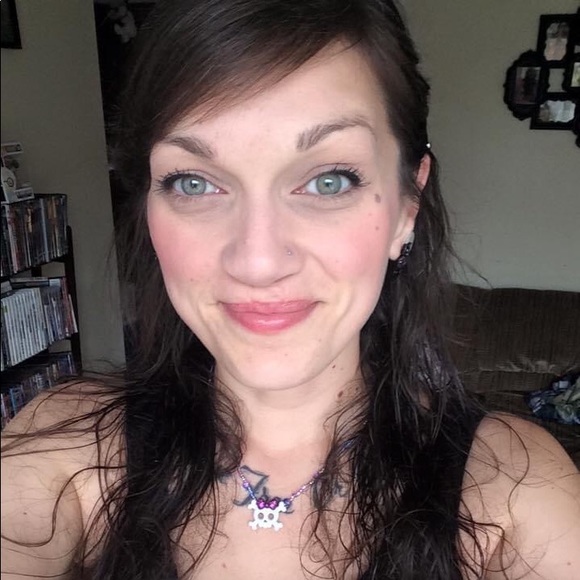 Meet your Posher, Melissa - Picture 1 of 6